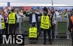 14.06.2024, Fussball UEFA EURO 2024, Vorrunde, 1.Spieltag, Erffnungsspiel Deutschland - Schottland, in der Fuball Arena Mnchen.  Sicherheitsdurchsuchung der Fans vor dem Spiel auf der Esplanade von den Securitys.