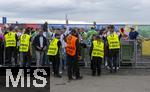 14.06.2024, Fussball UEFA EURO 2024, Vorrunde, 1.Spieltag, Erffnungsspiel Deutschland - Schottland, in der Fuball Arena Mnchen.  Sicherheitsdurchsuchung der Fans vor dem Spiel auf der Esplanade von den Securitys.