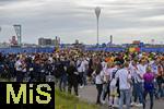 14.06.2024, Fussball UEFA EURO 2024, Vorrunde, 1.Spieltag, Erffnungsspiel Deutschland - Schottland, in der Fuball Arena Mnchen.  Andrang der Fans vor dem Spiel auf der Esplanade 