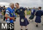 14.06.2024, Fussball UEFA EURO 2024, Vorrunde, 1.Spieltag, Erffnungsspiel Deutschland - Schottland, in der Fuball Arena Mnchen.  Schottischer Fan mit traditionellem Kilt mit einem EM-Fotograf (Philippe Ruiz) vor dem Spiel auf der Esplanade.