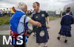 14.06.2024, Fussball UEFA EURO 2024, Vorrunde, 1.Spieltag, Erffnungsspiel Deutschland - Schottland, in der Fuball Arena Mnchen.  Schottischer Fan mit traditionellem Kilt mit einem EM-Fotograf (Philippe Ruiz) vor dem Spiel auf der Esplanade.