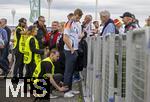 14.06.2024, Fussball UEFA EURO 2024, Vorrunde, 1.Spieltag, Erffnungsspiel Deutschland - Schottland, in der Fuball Arena Mnchen.  Sicherheitsdurchsuchung der Fans vor dem Spiel auf der Esplanade von den Securitys.