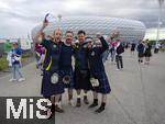 14.06.2024, Fussball UEFA EURO 2024, Vorrunde, 1.Spieltag, Erffnungsspiel Deutschland - Schottland, in der Fuball Arena Mnchen.  Schottische Fans mit traditionellem Kilt vor dem Spiel auf der Esplanade 