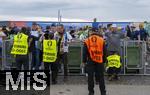 14.06.2024, Fussball UEFA EURO 2024, Vorrunde, 1.Spieltag, Erffnungsspiel Deutschland - Schottland, in der Fuball Arena Mnchen.  Sicherheitsdurchsuchung der Fans vor dem Spiel auf der Esplanade von den Securitys.