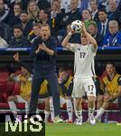 14.06.2024, Fussball UEFA EURO 2024, Vorrunde, 1.Spieltag, Erffnungsspiel Deutschland - Schottland, in der Fuball Arena Mnchen. Trainer Julian Nagelsmann (Deutschland) gibt lautstark Anweisungen, re: Florian Wirtz (Deutschland) 