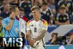 14.06.2024, Fussball UEFA EURO 2024, Vorrunde, 1.Spieltag, Erffnungsspiel Deutschland - Schottland, in der Fuball Arena Mnchen.  Toni Kroos (Deutschland) wartet auf den Eckball beim Linienrichter.