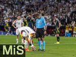 14.06.2024, Fussball UEFA EURO 2024, Vorrunde, 1.Spieltag, Erffnungsspiel Deutschland - Schottland, in der Fuball Arena Mnchen. Kai Havertz (Deutschland) legt sich den Ball zum Elfmeter zurecht, Schiedsrichter Clement Turpin (FRA) schaut sich das genau an.