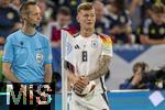 14.06.2024, Fussball UEFA EURO 2024, Vorrunde, 1.Spieltag, Erffnungsspiel Deutschland - Schottland, in der Fuball Arena Mnchen.  Toni Kroos (Deutschland) wartet auf den Eckball beim Linienrichter.