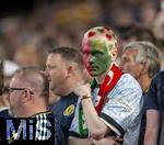 14.06.2024, Fussball UEFA EURO 2024, Vorrunde, 1.Spieltag, Erffnungsspiel Deutschland - Schottland, in der Fuball Arena Mnchen. Schottischer Fan mit farbigem Haarschmuck in den Landesfarben traurig. 