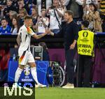 14.06.2024, Fussball UEFA EURO 2024, Vorrunde, 1.Spieltag, Erffnungsspiel Deutschland - Schottland, in der Fuball Arena Mnchen. Auswechslung, v.li: Toni Kroos (Deutschland) shakehands mit Trainer Julian Nagelsmann (Deutschland) 