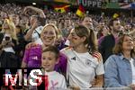 14.06.2024, Fussball UEFA EURO 2024, Vorrunde, 1.Spieltag, Erffnungsspiel Deutschland - Schottland, in der Fuball Arena Mnchen. Lena Wurzenberger (mitte), Freundin von Trainer Julian Nagelsmann (Deutschland) mit der Landesflagge als Gesichtsbemalung.  