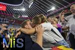 14.06.2024, Fussball UEFA EURO 2024, Vorrunde, 1.Spieltag, Erffnungsspiel Deutschland - Schottland, in der Fuball Arena Mnchen. Trainer Julian Nagelsmann (Deutschland) nach dem Spiel bei seinen Bekannten und Familie, seine Freundin Lena Wurzenberger ksst ihn.