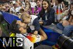 14.06.2024, Fussball UEFA EURO 2024, Vorrunde, 1.Spieltag, Erffnungsspiel Deutschland - Schottland, in der Fuball Arena Mnchen. Ilkay Gndogan (Deutschland) nach dem Spiel bei seiner Ehefrau mit seinem Sohn 