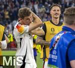 14.06.2024, Fussball UEFA EURO 2024, Vorrunde, 1.Spieltag, Erffnungsspiel Deutschland - Schottland, in der Fuball Arena Mnchen.  Thomas Mller (Deutschland) ksst scherzhaft seine Beule am Bizeps nach dem Spiel.