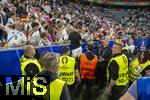 14.06.2024, Fussball UEFA EURO 2024, Vorrunde, 1.Spieltag, Erffnungsspiel Deutschland - Schottland, in der Fuball Arena Mnchen.  Nico Schlotterbeck (Deutschland) nach dem Spiel bei seinen Verwandten und Bekannten im Zuschauerbereich.  8 Ordner bemhen sich um seine Sicherheit und schirmen ihn von den Fotografen ab.