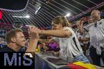 14.06.2024, Fussball UEFA EURO 2024, Vorrunde, 1.Spieltag, Erffnungsspiel Deutschland - Schottland, in der Fuball Arena Mnchen. Trainer Julian Nagelsmann (Deutschland) nach dem Spiel bei seinen Bekannten und Familie, seine Freundin Lena Wurzenberger freut sich mit ihm