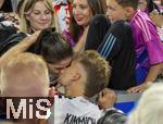 14.06.2024, Fussball UEFA EURO 2024, Vorrunde, 1.Spieltag, Erffnungsspiel Deutschland - Schottland, in der Fuball Arena Mnchen. Joshua Kimmich (FC Bayern Mnchen) ksst nach dem Spiel seine Frau Lina.