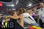 14.06.2024, Fussball UEFA EURO 2024, Vorrunde, 1.Spieltag, Erffnungsspiel Deutschland - Schottland, in der Fuball Arena Mnchen. Trainer Julian Nagelsmann (Deutschland) nach dem Spiel bei seinen Bekannten und Familie, seine Freundin Lena Wurzenberger ksst ihn.