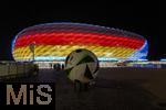 14.06.2024, Fussball UEFA EURO 2024, Vorrunde, 1.Spieltag, Erffnungsspiel Deutschland - Schottland, in der Fuball Arena Mnchen. Das Stadion ist aussen mit den Landesflaggen (Deutschland und Schottland) illuminiert.  Der EM-Ball steht berdimensional vor dem Stadion.