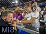 14.06.2024, Fussball UEFA EURO 2024, Vorrunde, 1.Spieltag, Erffnungsspiel Deutschland - Schottland, in der Fuball Arena Mnchen. Nach dem Spiel, Trainer Julian Nagelsmann (li, Deutschland) bei seiner Freundin Lena Wurzenberger, die mit Trikot und Gesichtsbemalung in den Landesfarben auf der Tribne mit fiebert und sich tierisch freut. Nagelsmann hat nach einer Umarmung mit ihr einen Abdruck der Deutschlandflagge seiner Freundin auf der Stirn. mitte: Nagelsmanns Mutter Burgi.