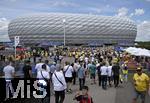 14.06.2024, Fussball UEFA EURO 2024, Vorrunde, 1.Spieltag, Erffnungsspiel Deutschland - Schottland, in der Fuball Arena Mnchen. Die Fans laufen zum Stadion.