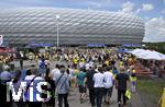 14.06.2024, Fussball UEFA EURO 2024, Vorrunde, 1.Spieltag, Erffnungsspiel Deutschland - Schottland, in der Fuball Arena Mnchen. Die Fans laufen zum Stadion.