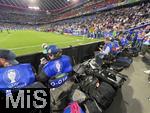 14.06.2024, Fussball UEFA EURO 2024, Vorrunde, 1.Spieltag, Erffnungsspiel Deutschland - Schottland, in der Fuball Arena Mnchen.  Sportfotografen am Spielfeldrand mit teurem Equipment.