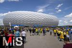 17.06.2024, Fussball UEFA EURO 2024, Vorrunde, Match 10, Rumnien - Ukraine, in der Fuball Arena Mnchen. Zuschauer strmen vor dem Spiel zum Stadion. 

