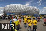 17.06.2024, Fussball UEFA EURO 2024, Vorrunde, Match 10, Rumnien - Ukraine, in der Fuball Arena Mnchen. Zuschauer strmen vor dem Spiel zum Stadion. 

