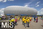 17.06.2024, Fussball UEFA EURO 2024, Vorrunde, Match 10, Rumnien - Ukraine, in der Fuball Arena Mnchen. Zuschauer strmen vor dem Spiel zum Stadion. 

