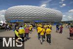 17.06.2024, Fussball UEFA EURO 2024, Vorrunde, Match 10, Rumnien - Ukraine, in der Fuball Arena Mnchen. Zuschauer strmen vor dem Spiel zum Stadion. 

