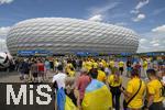 17.06.2024, Fussball UEFA EURO 2024, Vorrunde, Match 10, Rumnien - Ukraine, in der Fuball Arena Mnchen. Zuschauer strmen vor dem Spiel zum Stadion. 

