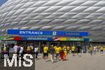 17.06.2024, Fussball UEFA EURO 2024, Vorrunde, Match 10, Rumnien - Ukraine, in der Fuball Arena Mnchen. Zuschauer strmen vor dem Spiel zum Stadion. 

