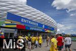 17.06.2024, Fussball UEFA EURO 2024, Vorrunde, Match 10, Rumnien - Ukraine, in der Fuball Arena Mnchen. Zuschauer strmen vor dem Spiel zum Stadion. 

