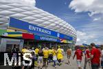 17.06.2024, Fussball UEFA EURO 2024, Vorrunde, Match 10, Rumnien - Ukraine, in der Fuball Arena Mnchen. Zuschauer strmen vor dem Spiel zum Stadion. 

