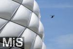 17.06.2024, Fussball UEFA EURO 2024, Vorrunde, Match 10, Rumnien - Ukraine, in der Fuball Arena Mnchen. Ein Polizeihubschrauber kreist stundenlang whrend der Veranstaltung ber das Stadiongelnde, mit Kameras zur berwachung.

