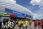 17.06.2024, Fussball UEFA EURO 2024, Vorrunde, Match 10, Rumnien - Ukraine, in der Fuball Arena Mnchen. Zuschauer strmen vor dem Spiel zum Stadion. 

