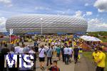 17.06.2024, Fussball UEFA EURO 2024, Vorrunde, Match 10, Rumnien - Ukraine, in der Fuball Arena Mnchen. Zuschauer strmen vor dem Spiel zum Stadion.

