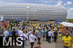 17.06.2024, Fussball UEFA EURO 2024, Vorrunde, Match 10, Rumnien - Ukraine, in der Fuball Arena Mnchen. Zuschauer strmen vor dem Spiel zum Stadion.

