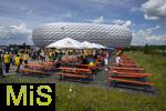 17.06.2024, Fussball UEFA EURO 2024, Vorrunde, Match 10, Rumnien - Ukraine, in der Fuball Arena Mnchen. Zuschauer strmen vor dem Spiel zum Stadion. Die Biertische sind noch leer.

