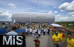 17.06.2024, Fussball UEFA EURO 2024, Vorrunde, Match 10, Rumnien - Ukraine, in der Fuball Arena Mnchen. Zuschauer strmen vor dem Spiel zum Stadion. 

