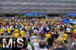 17.06.2024, Fussball UEFA EURO 2024, Vorrunde, Match 10, Rumnien - Ukraine, in der Fuball Arena Mnchen. Zuschauer strmen vor dem Spiel zum Stadion.

