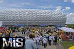 17.06.2024, Fussball UEFA EURO 2024, Vorrunde, Match 10, Rumnien - Ukraine, in der Fuball Arena Mnchen. Zuschauer strmen vor dem Spiel zum Stadion.

