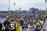 17.06.2024, Fussball UEFA EURO 2024, Vorrunde, Match 10, Rumnien - Ukraine, in der Fuball Arena Mnchen. An den Kontrollen am Eingangsbereich werden die Zuschauerstrme geleitet.

