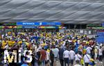 17.06.2024, Fussball UEFA EURO 2024, Vorrunde, Match 10, Rumnien - Ukraine, in der Fuball Arena Mnchen. Am Eingangsbereich strmen die Zuschauer zusammen.

