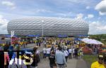 17.06.2024, Fussball UEFA EURO 2024, Vorrunde, Match 10, Rumnien - Ukraine, in der Fuball Arena Mnchen. Zuschauer strmen vor dem Spiel zum Stadion.

