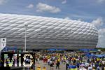 17.06.2024, Fussball UEFA EURO 2024, Vorrunde, Match 10, Rumnien - Ukraine, in der Fuball Arena Mnchen. Zuschauer strmen vor dem Spiel zum Stadion.

