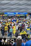 17.06.2024, Fussball UEFA EURO 2024, Vorrunde, Match 10, Rumnien - Ukraine, in der Fuball Arena Mnchen. Am Eingangsbereich strmen die Zuschauer zusammen.

