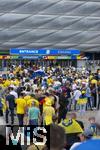 17.06.2024, Fussball UEFA EURO 2024, Vorrunde, Match 10, Rumnien - Ukraine, in der Fuball Arena Mnchen. Am Eingangsbereich strmen die Zuschauer zusammen.

