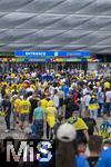 17.06.2024, Fussball UEFA EURO 2024, Vorrunde, Match 10, Rumnien - Ukraine, in der Fuball Arena Mnchen. Am Eingangsbereich strmen die Zuschauer zusammen.

